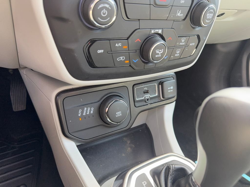 Used 2022 Gray Jeep Limited image 22