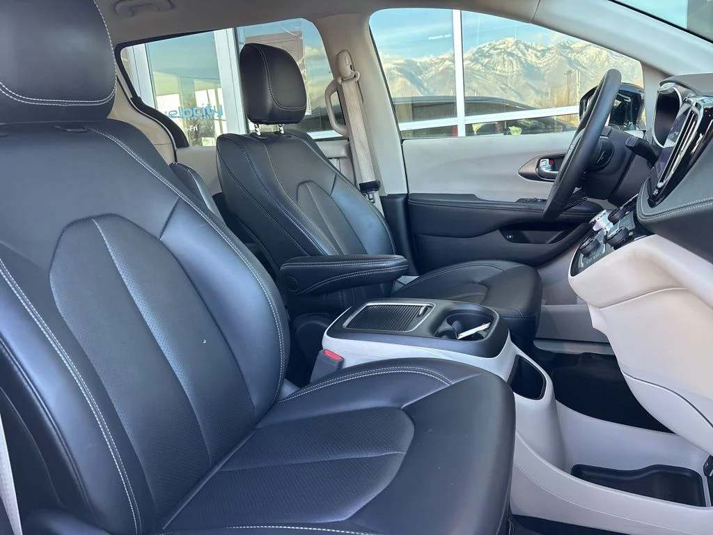 Used 2024 White Chrysler Select image 15