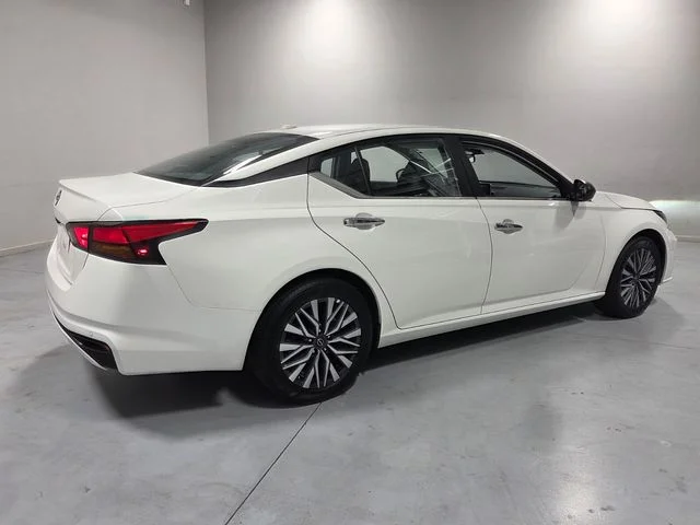 Used 2025 White Nissan 2.5 SV image 12