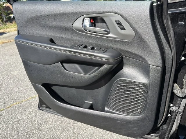 Used 2025 Black Chrysler Select image 30