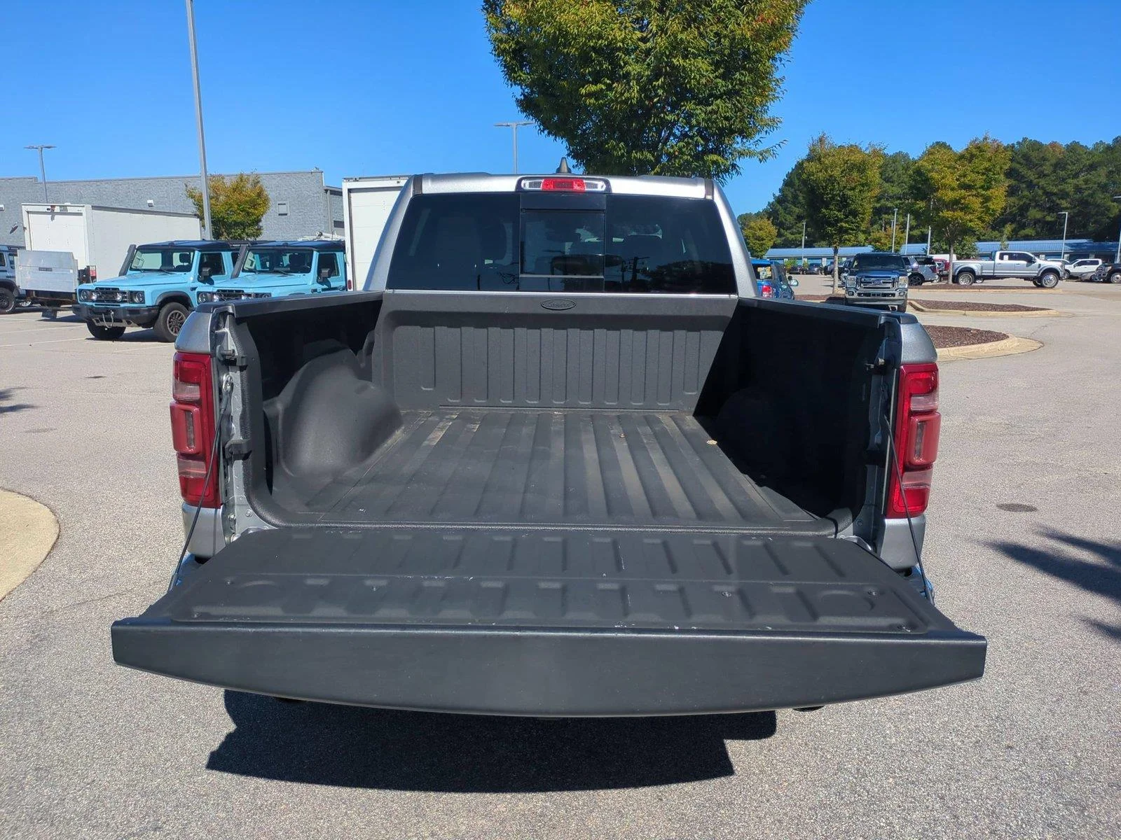 Used 2019 Billet Silver Metallic Clearcoat Ram Laramie image 34
