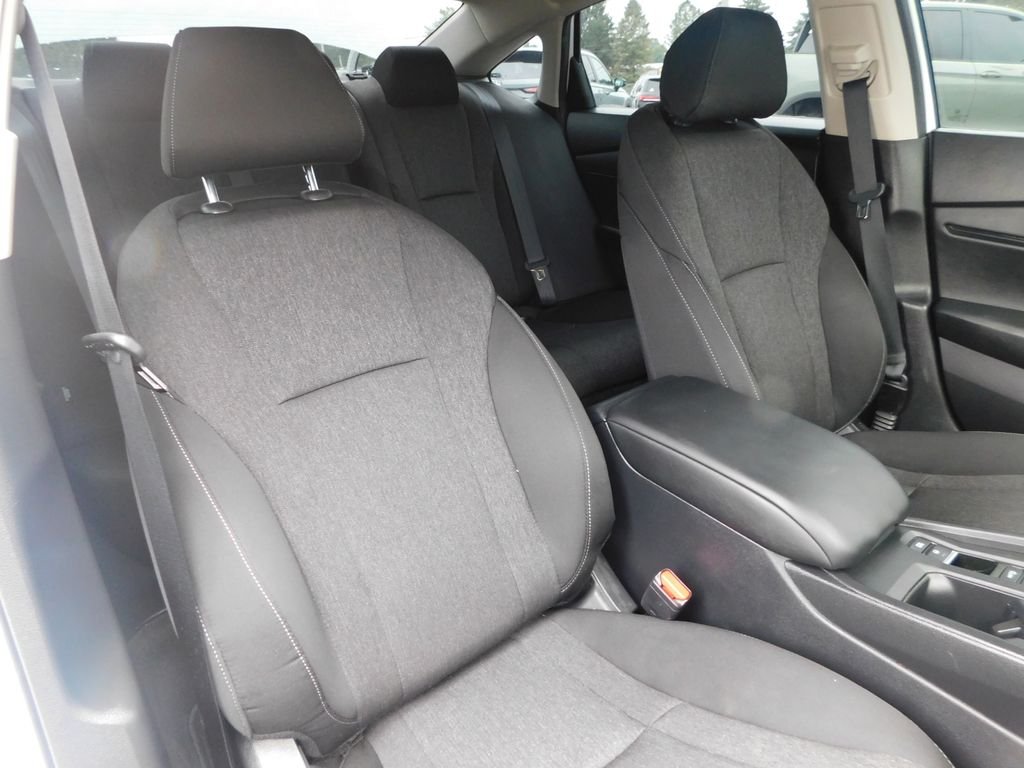 Used 2025 White Honda SE image 20
