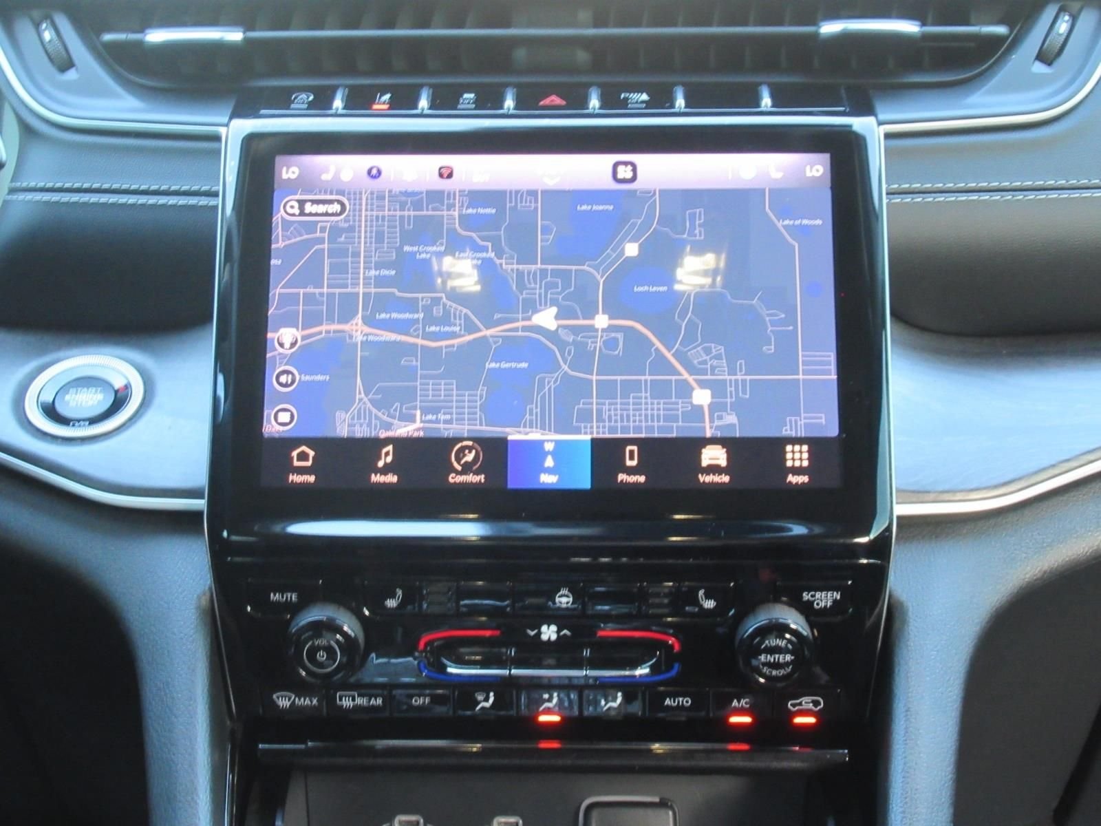 Used 2023  Jeep Limited image 15