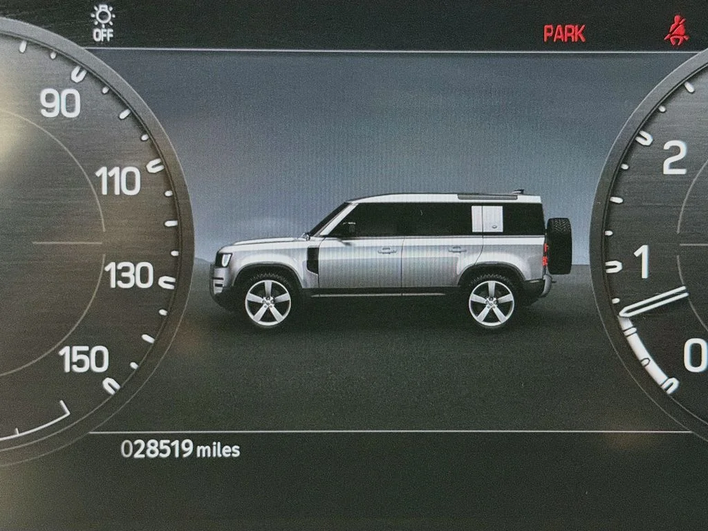 Used 2023 Green Land Rover SE image 12