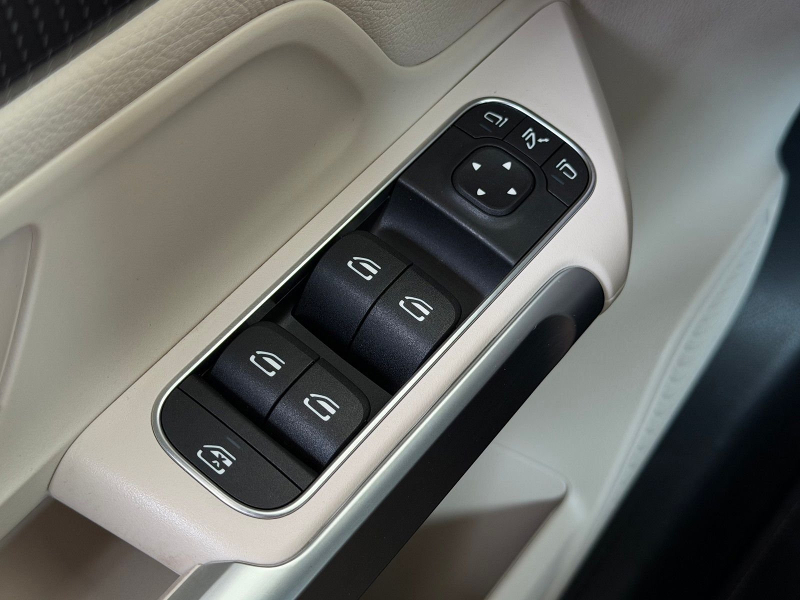 Certified Used 2022  Mercedes-Benz GLB 250 image 24