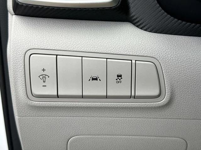 Used 2020 White Hyundai SE image 38