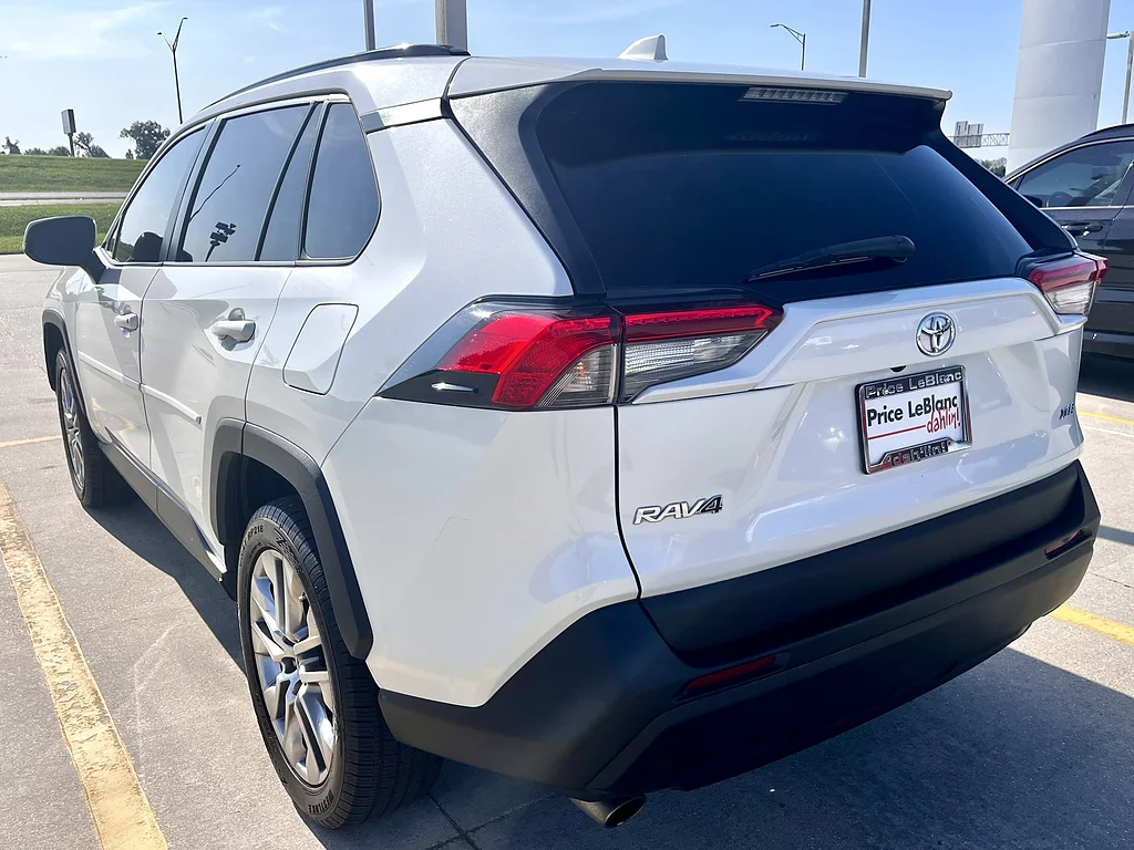 Used 2021 Blizzard Pearl Toyota XLE Premium image 5