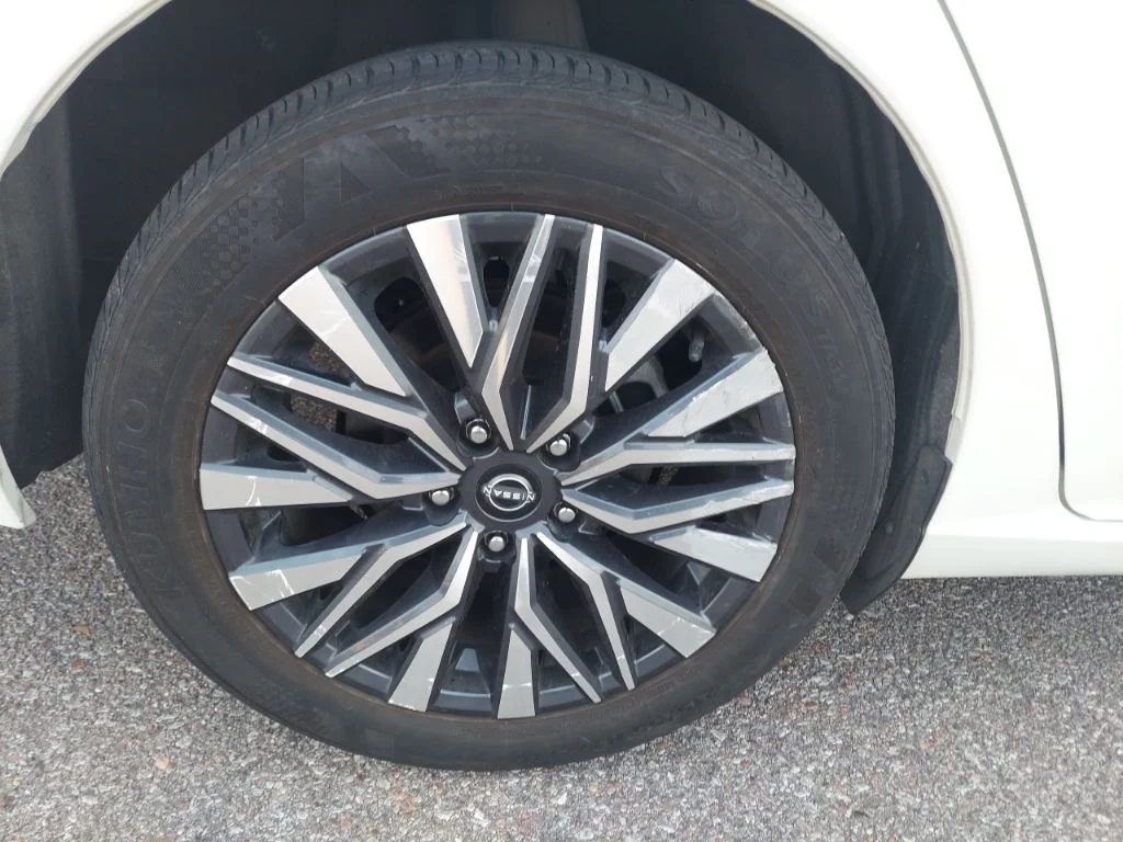 Used 2025 White Nissan 2.5 SV image 9