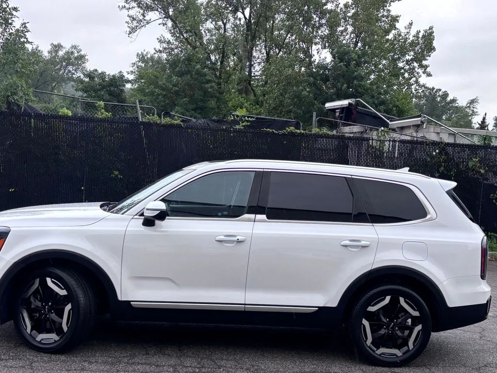 Used 2023 White Kia EX image 5