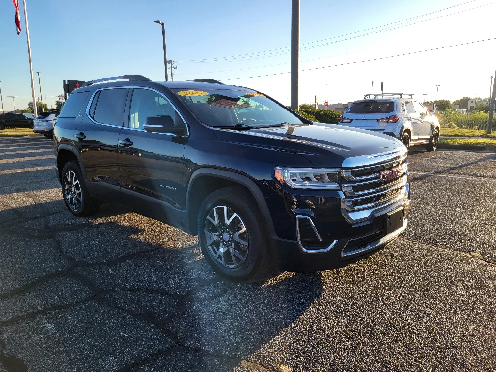 Used 2021 Midnight Blue Metallic GMC SLE image 4