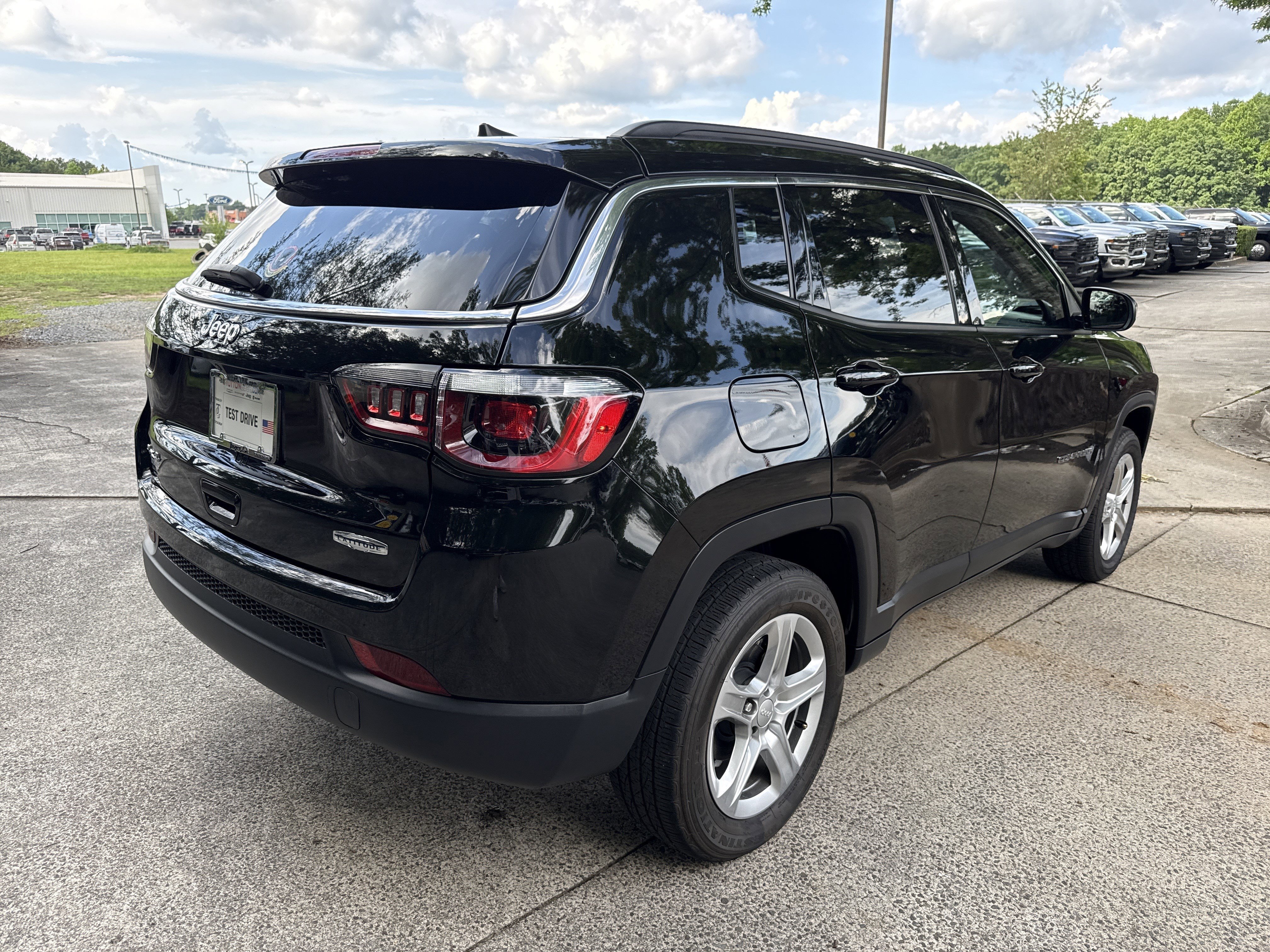 Used 2024 Diamond Black Crystal Pearlcoat Jeep Latitude image 7