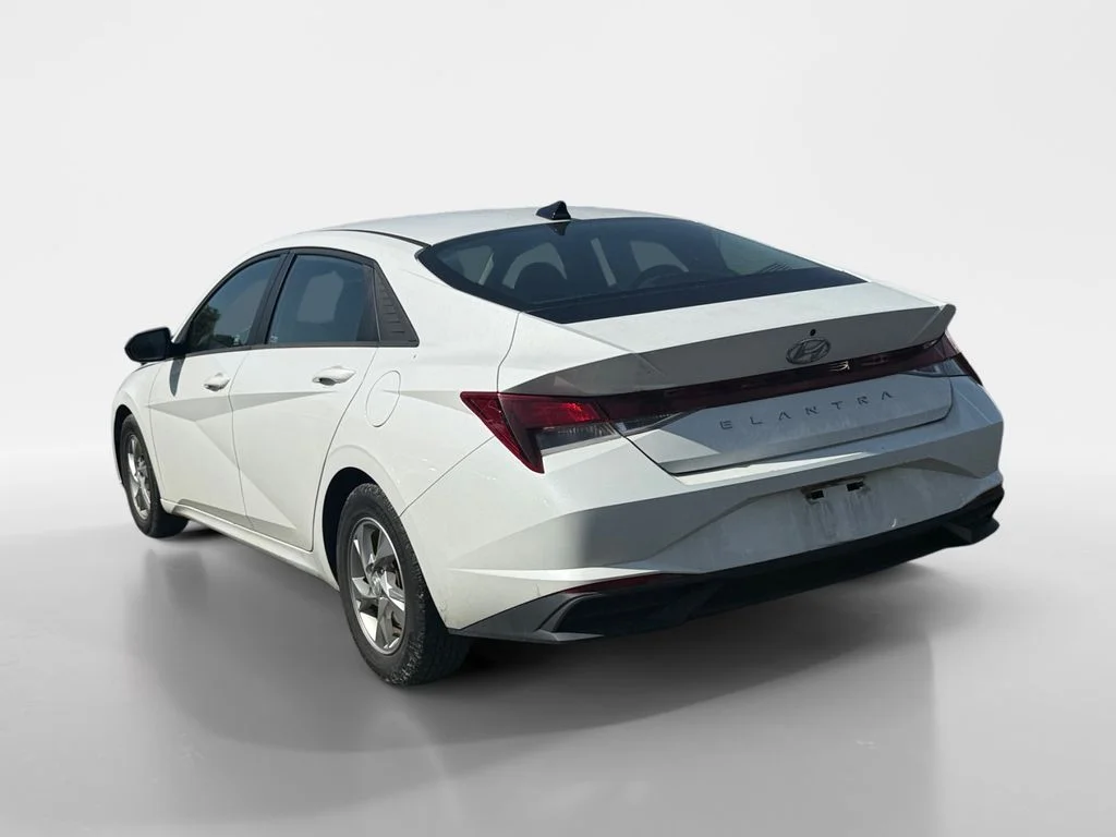 Used 2021 Quartz White Hyundai SE image 5