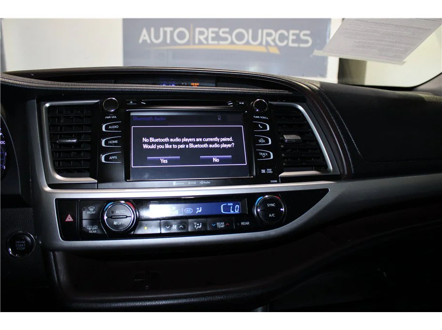 Used 2019 White Toyota XLE Sport Utility 4D image 27
