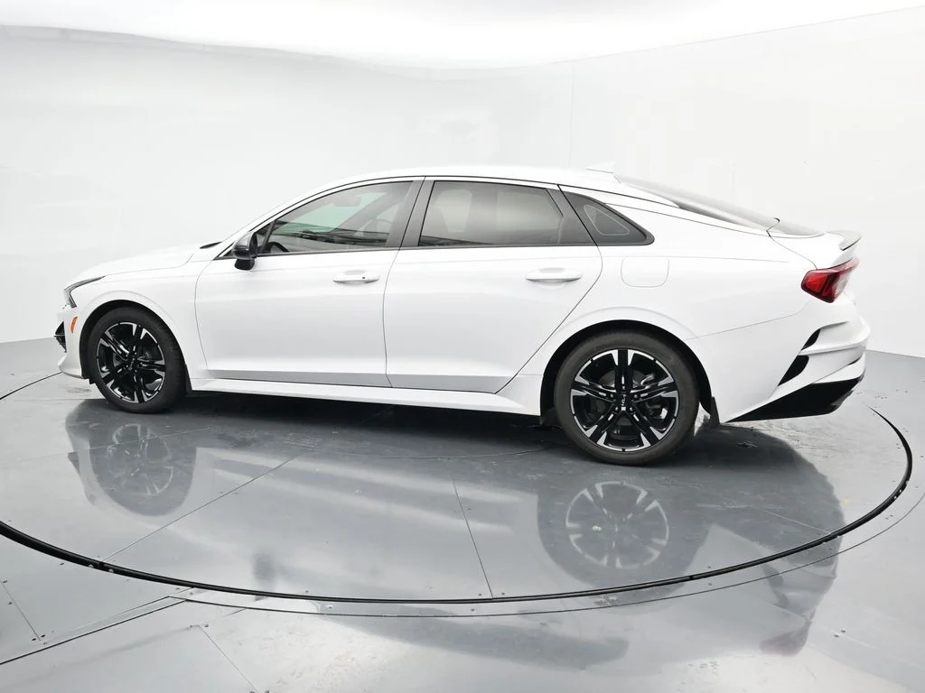 Used 2023 White Kia GT-Line image 5