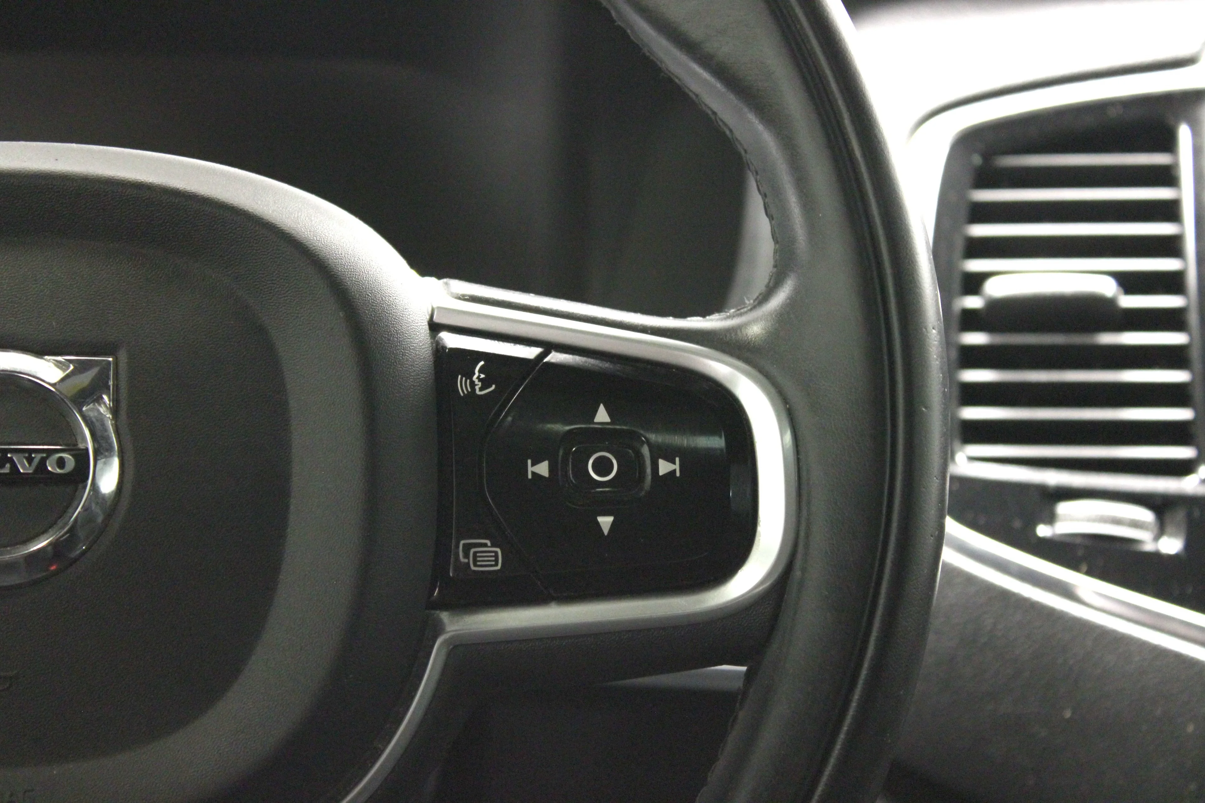 Used 2018 Bright Silver Metallic Volvo T6 Inscription image 26