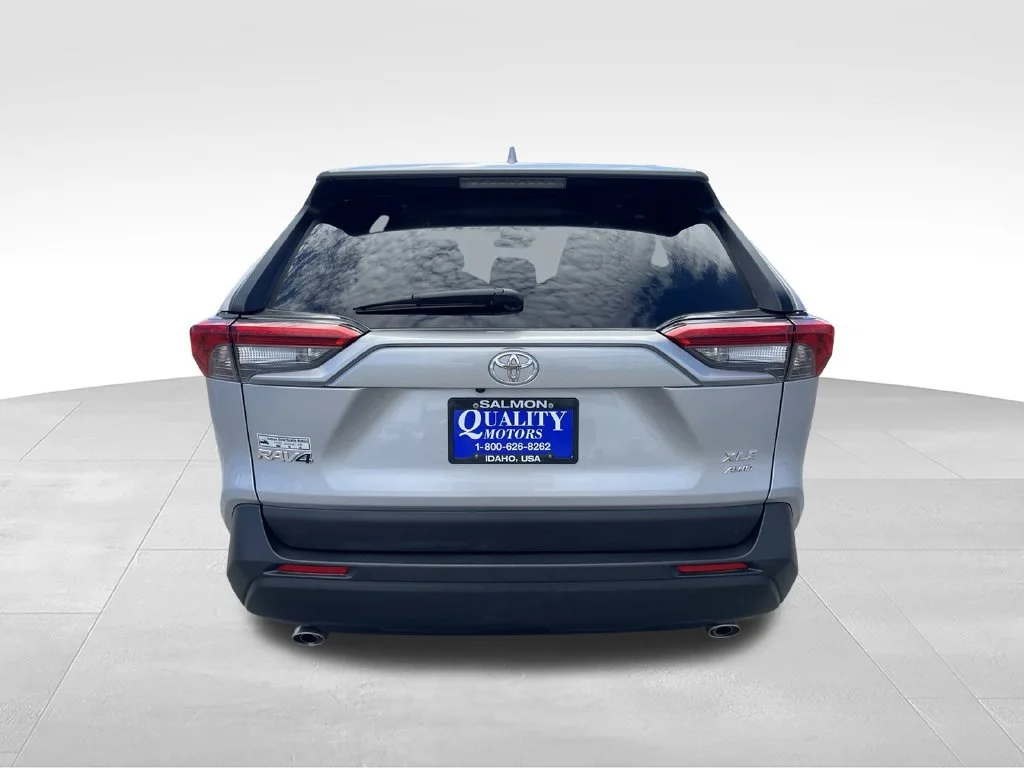 Used 2022 Silver Toyota XLE image 6