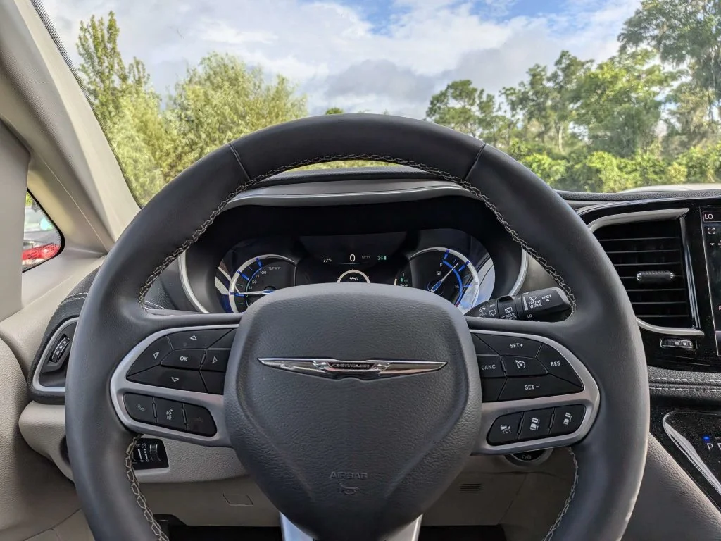Used 2023 Silver Chrysler Touring L image 15