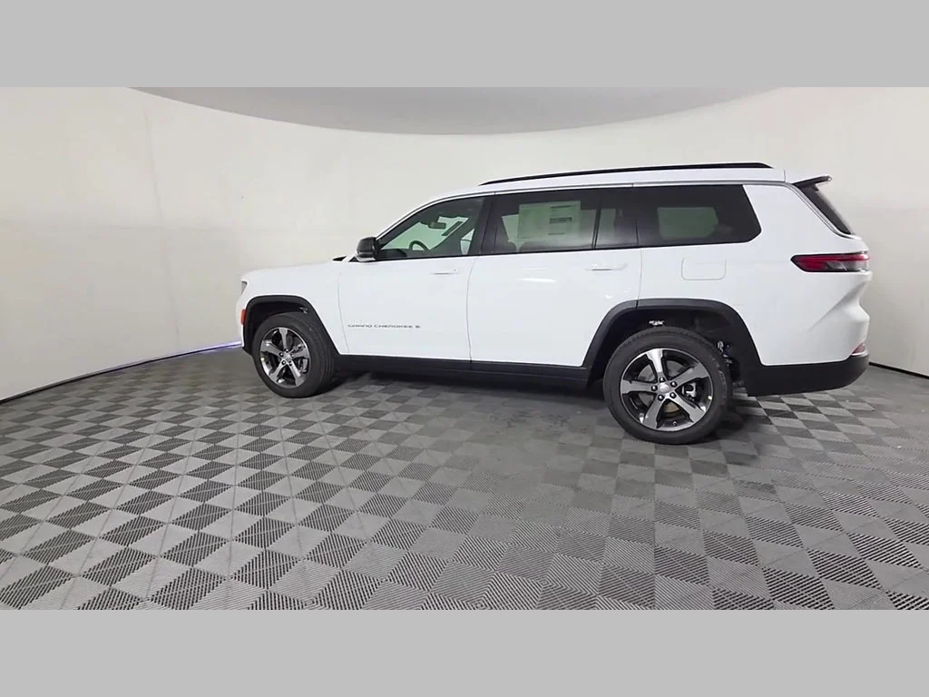 New 2026 Bright White Clear-Coat Exterior Paint Jeep Limited image 33