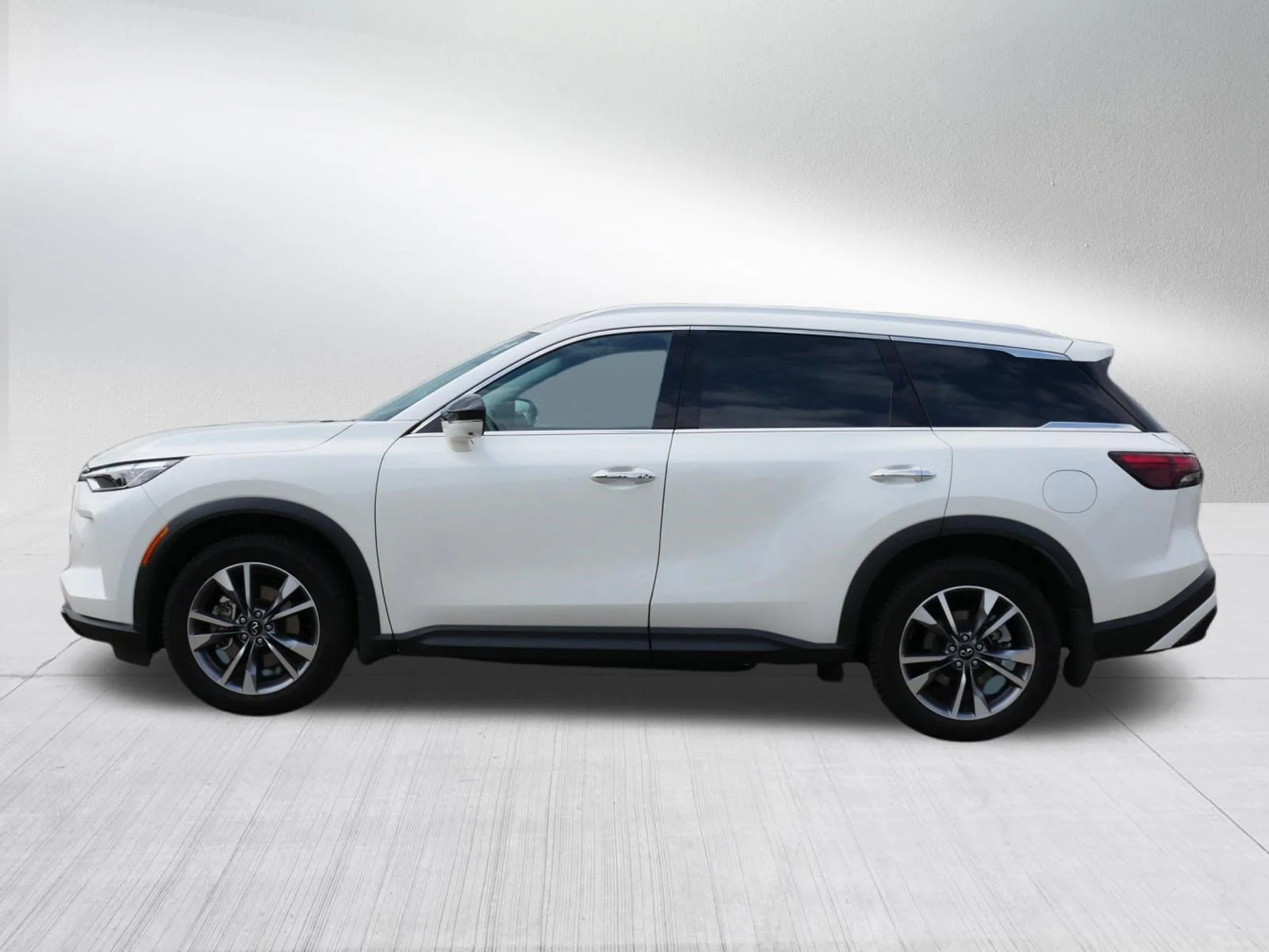 Used 2024 Majestic White INFINITI LUXE image 4