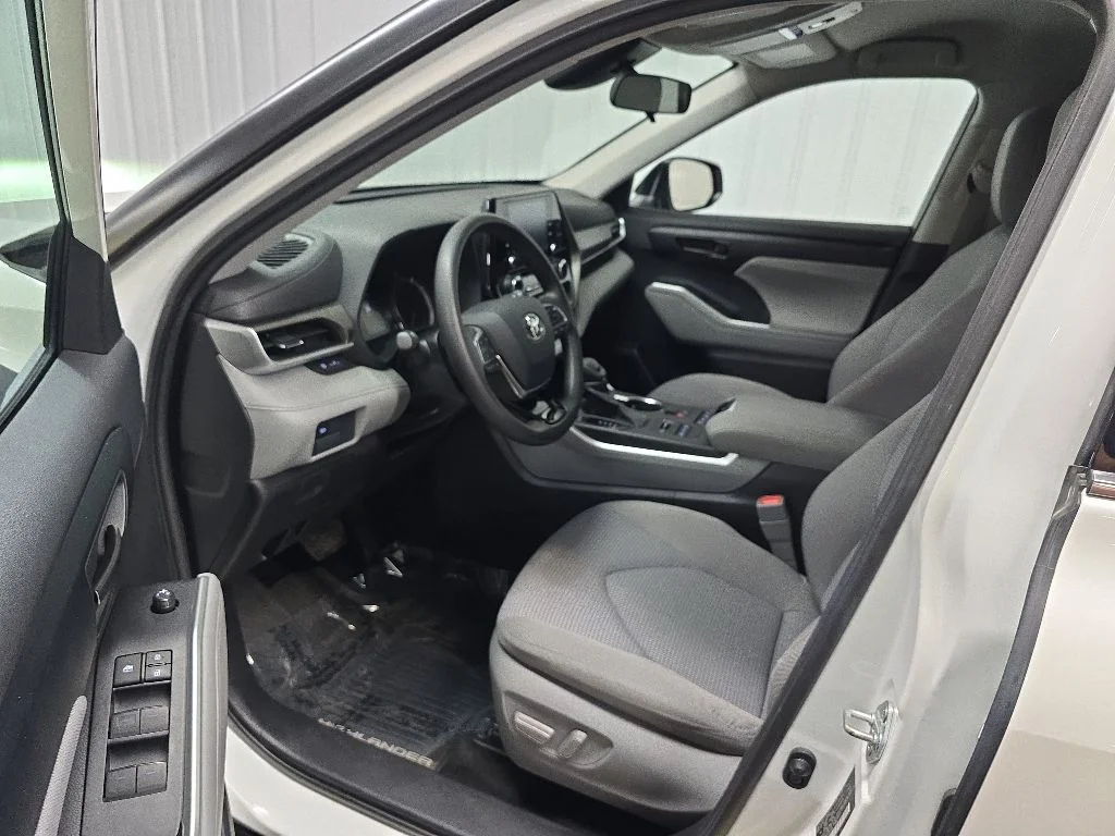 Used 2020 White Toyota L image 28