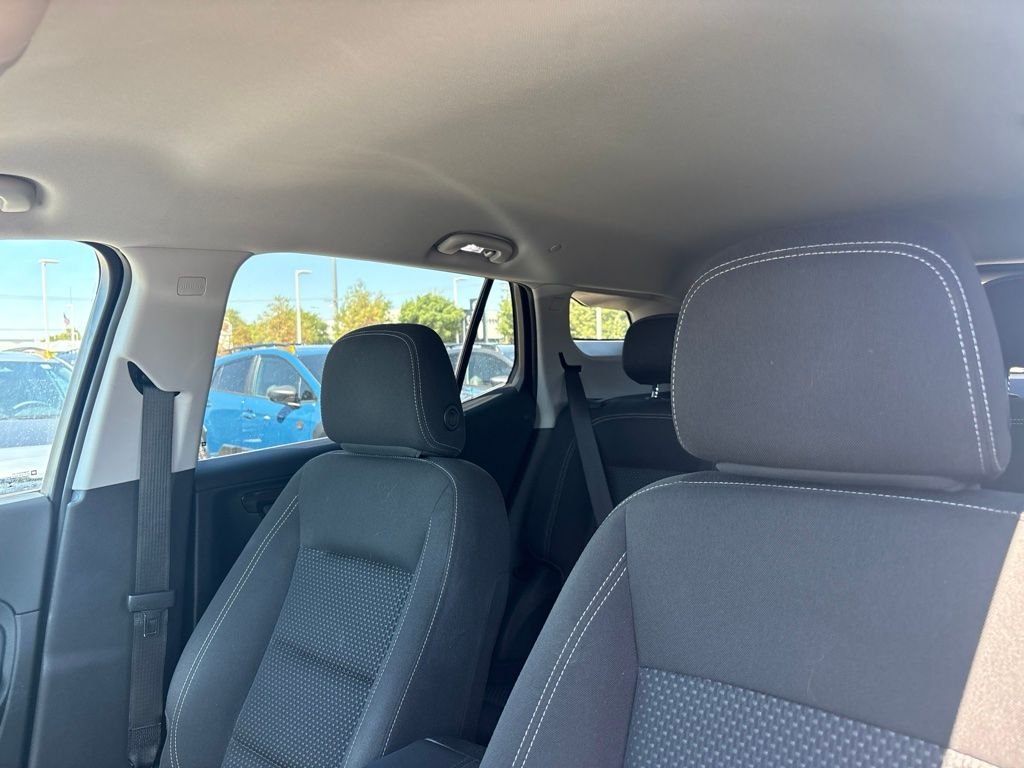 Used 2024 White GMC SLE image 5