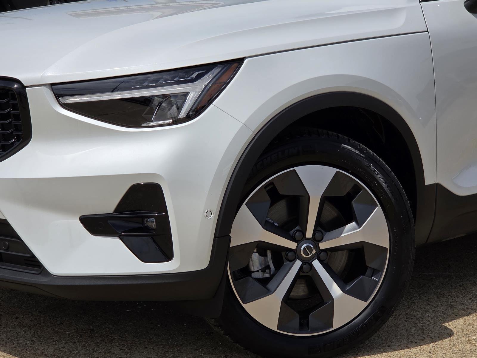 Used 2025 Crystal White Pearl Volvo Plus Dark Theme image 7