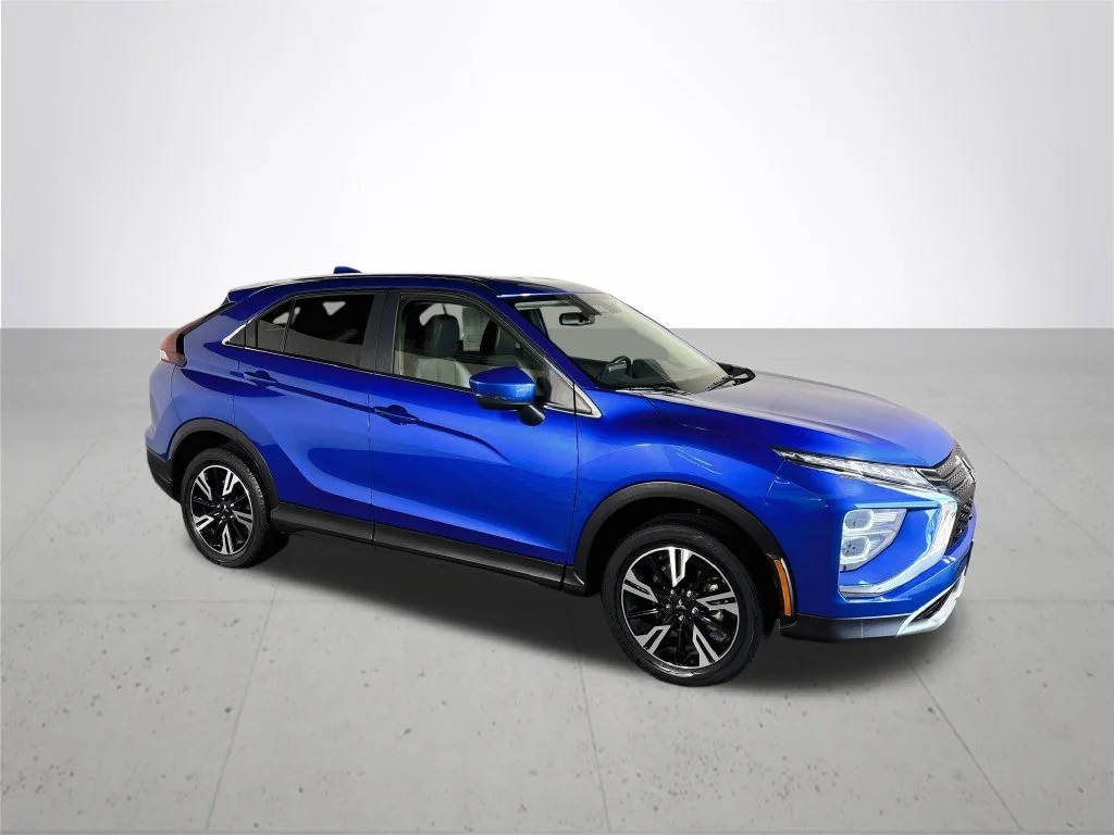 Used 2025 Silver Mitsubishi SE image 4