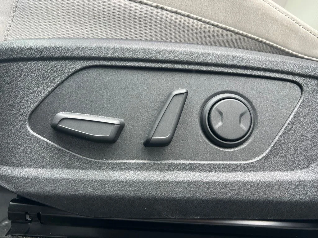 Used 2024 Silver Hyundai SEL Convenience image 12