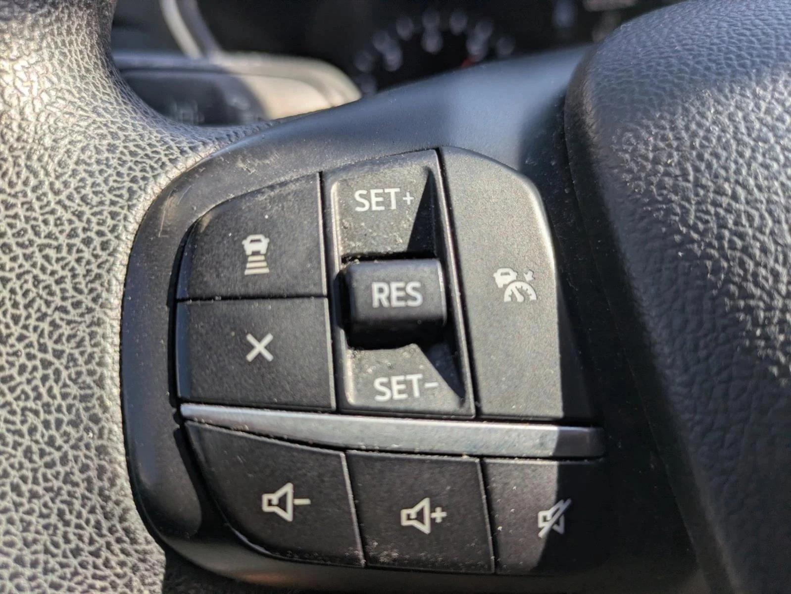 Used 2020 Agate Black Metallic Ford SE image 15