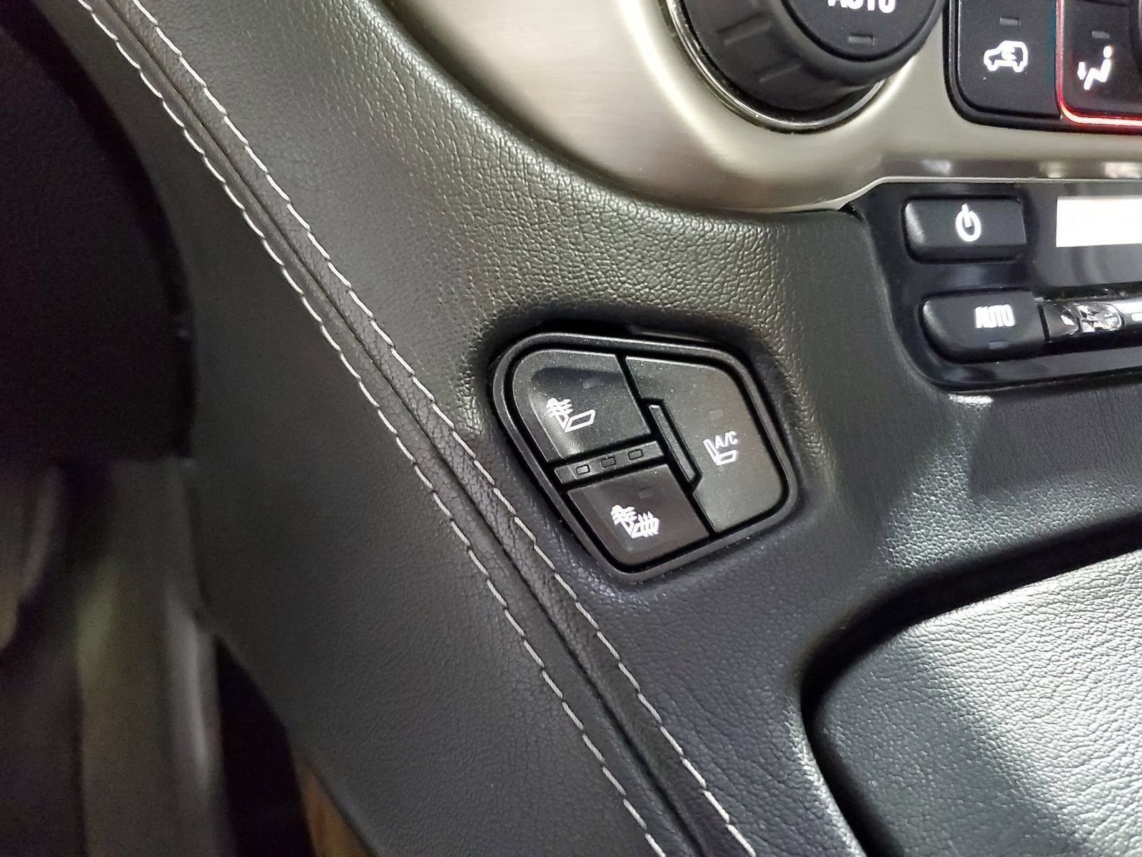 Used 2015 Black GMC Denali image 30
