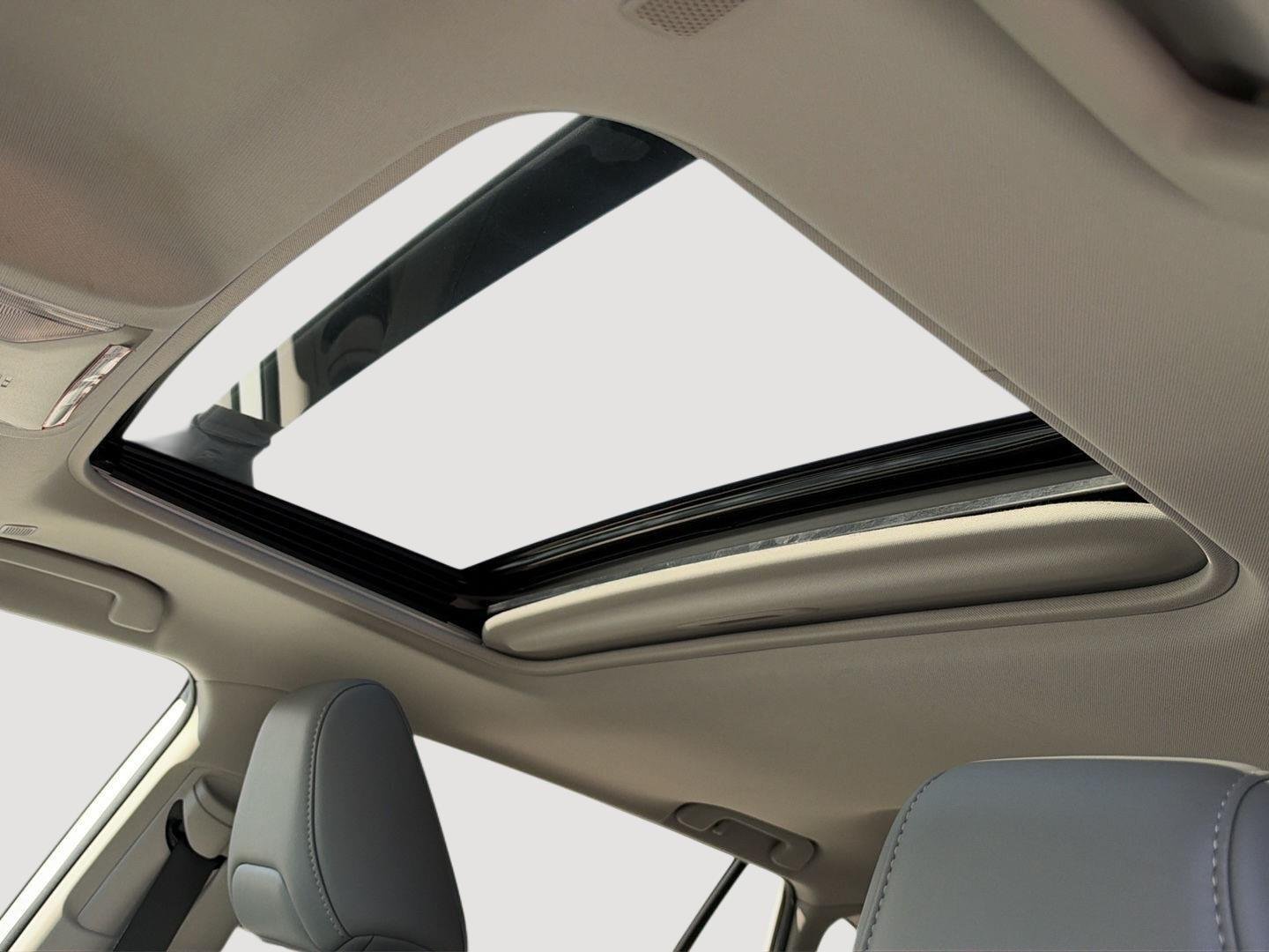 Used 2025 Wind Chill Pearl Toyota XLE Premium image 4