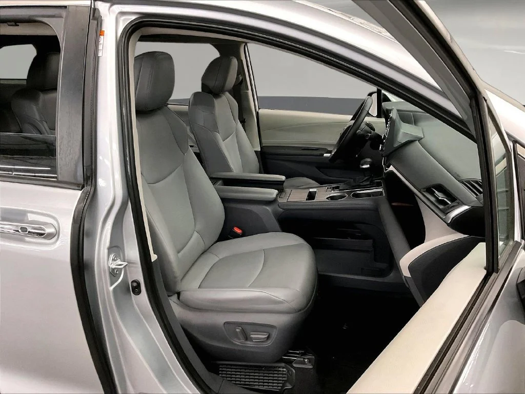 Used 2021 Silver Toyota XLE image 10