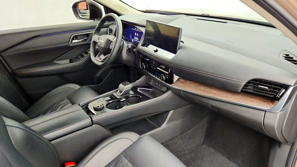 Used 2025 Baja Storm Metallic/Super Black Nissan AWD Platinum w/ ProPILOT Assist 2.1 & Head-Up Display image 26