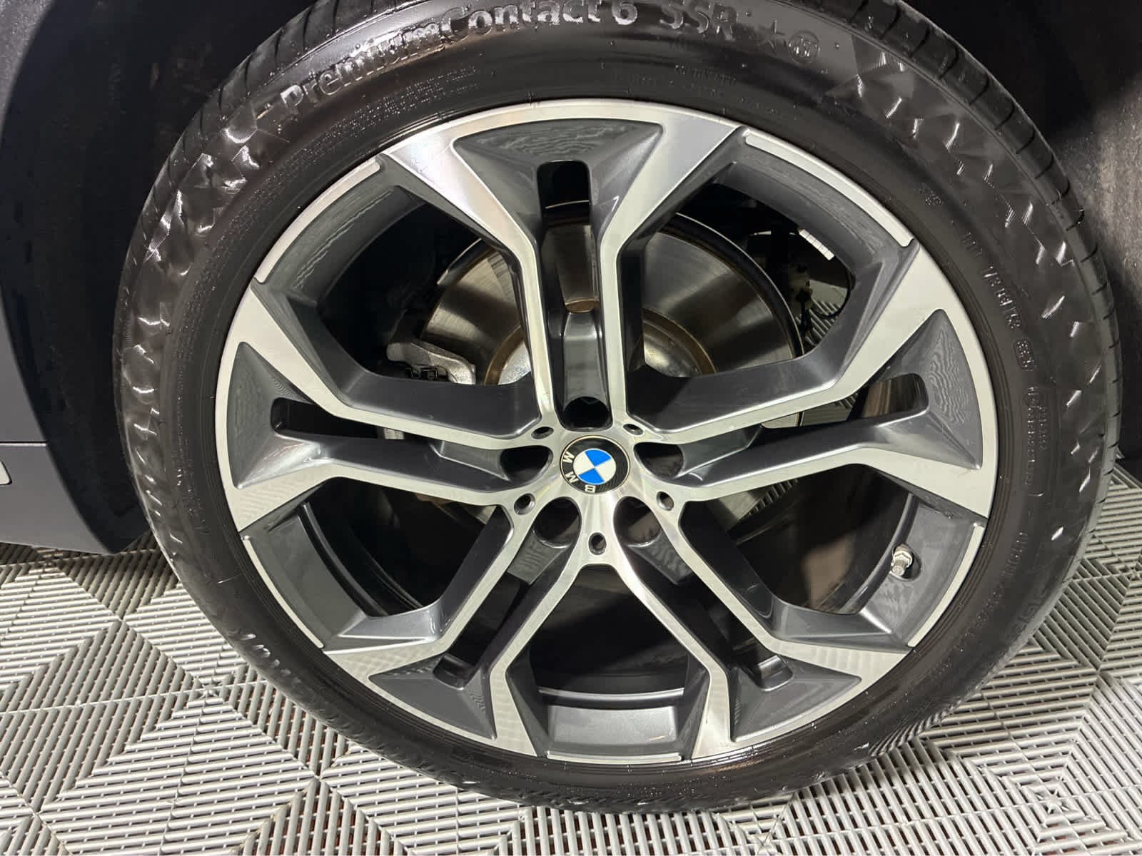 Used 2026 Skyscraper Grey Metallic BMW xDrive40i image 9