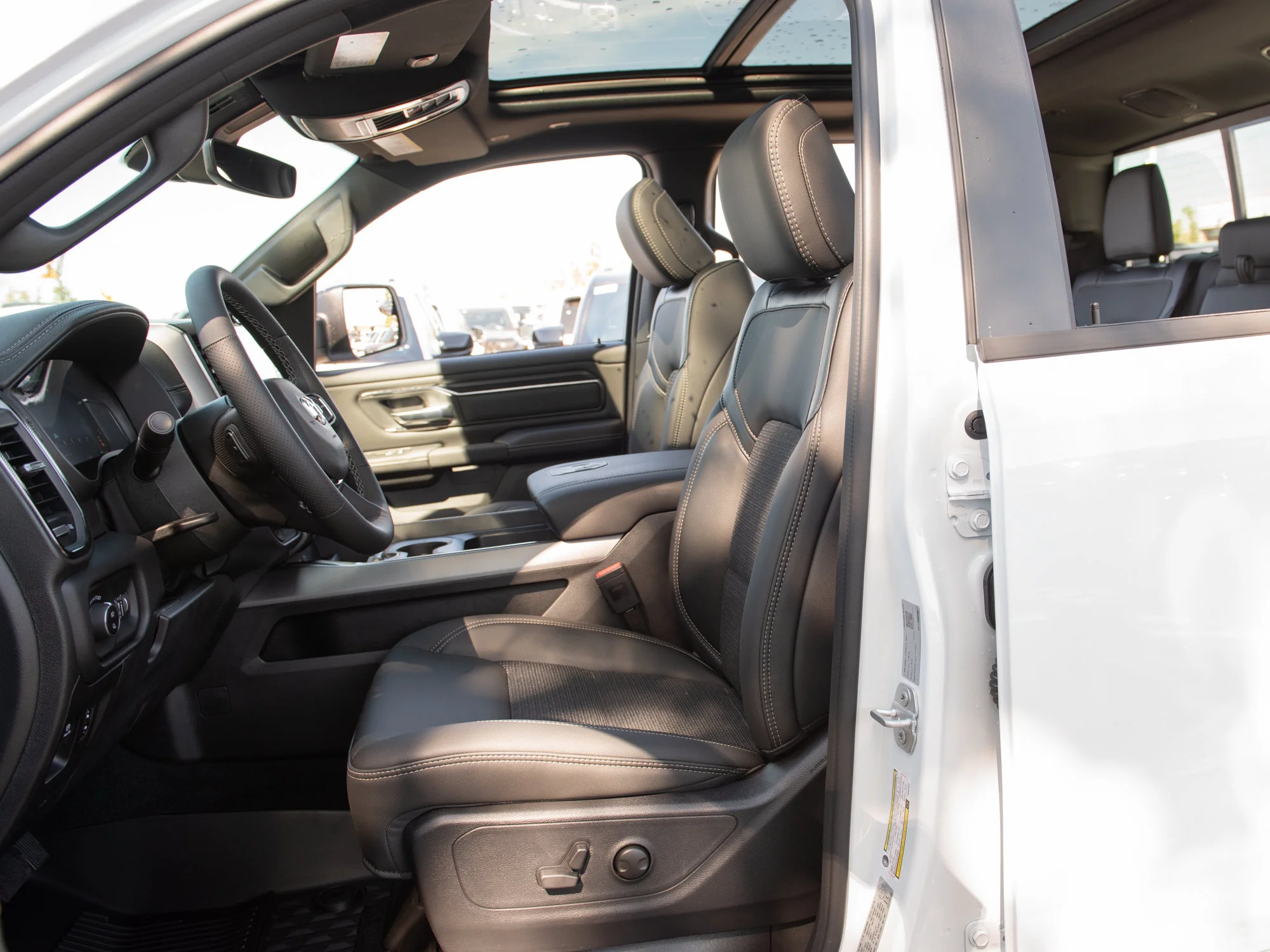 New 2026 White RAM Sport* Crew Cab 4x4, HEMI V8, Panoramic Sunroof, Heated Seats/Wheel image 22