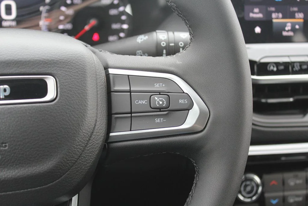New 2026 White/off-white Jeep Latitude image 20
