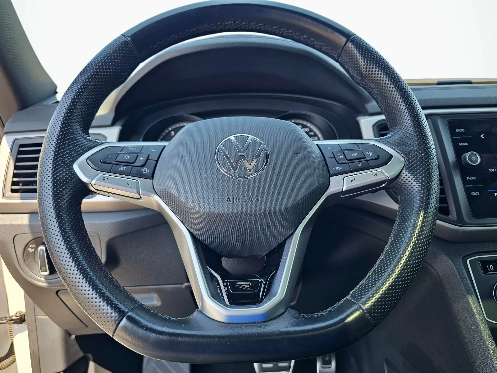 Used 2020  Volkswagen 3.6L V6 SE w/Technology R-Line image 20