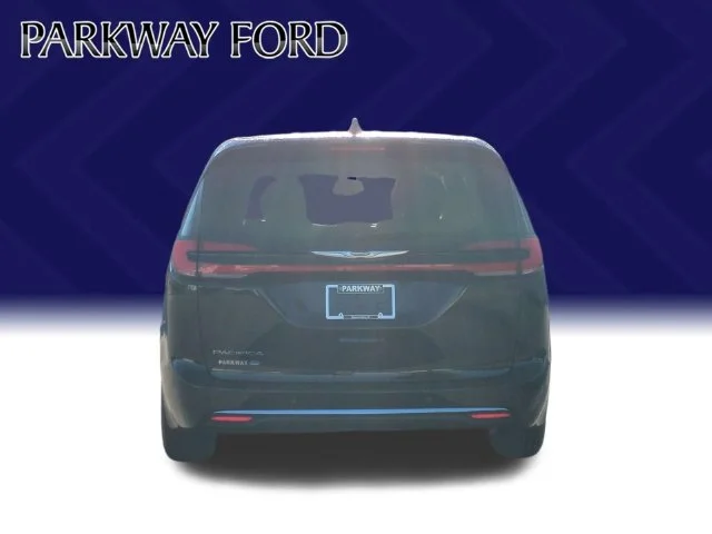 Used 2024 Black Chrysler Touring L image 4