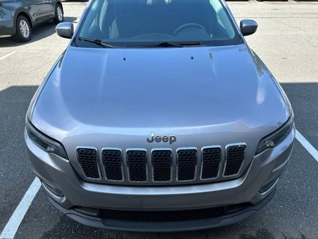 Used 2019 Silver Jeep Latitude image 2