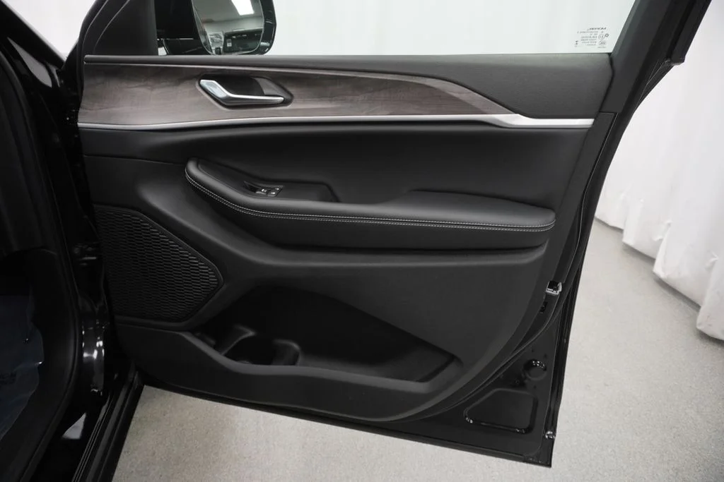 New 2026 Diamond Black Crystal Pearl-Coat Exterior Paint Jeep Altitude image 34