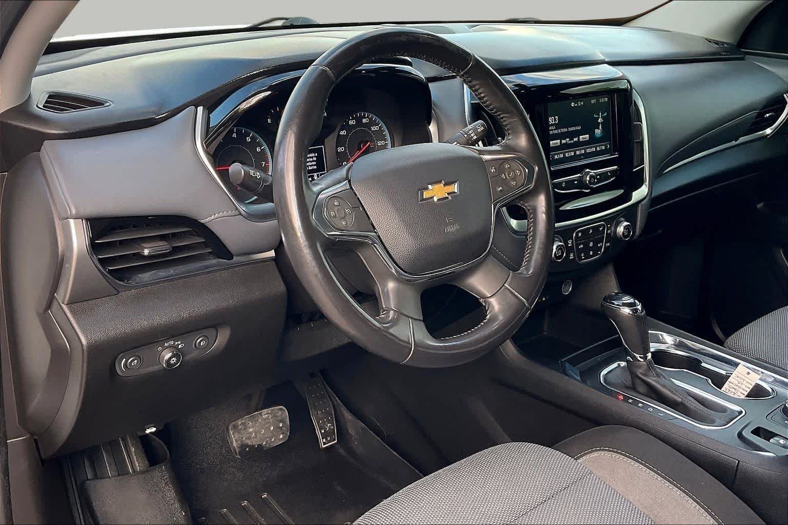 Used 2018 Summit White Chevrolet LT Cloth image 17