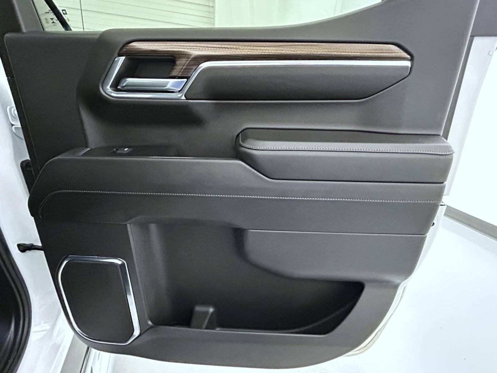 Used 2024 White Chevrolet LT image 17