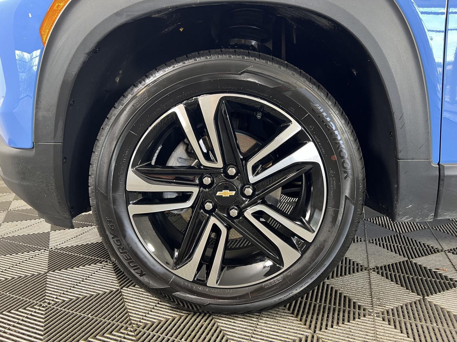 Used 2024 Fountain Blue Chevrolet LT image 29