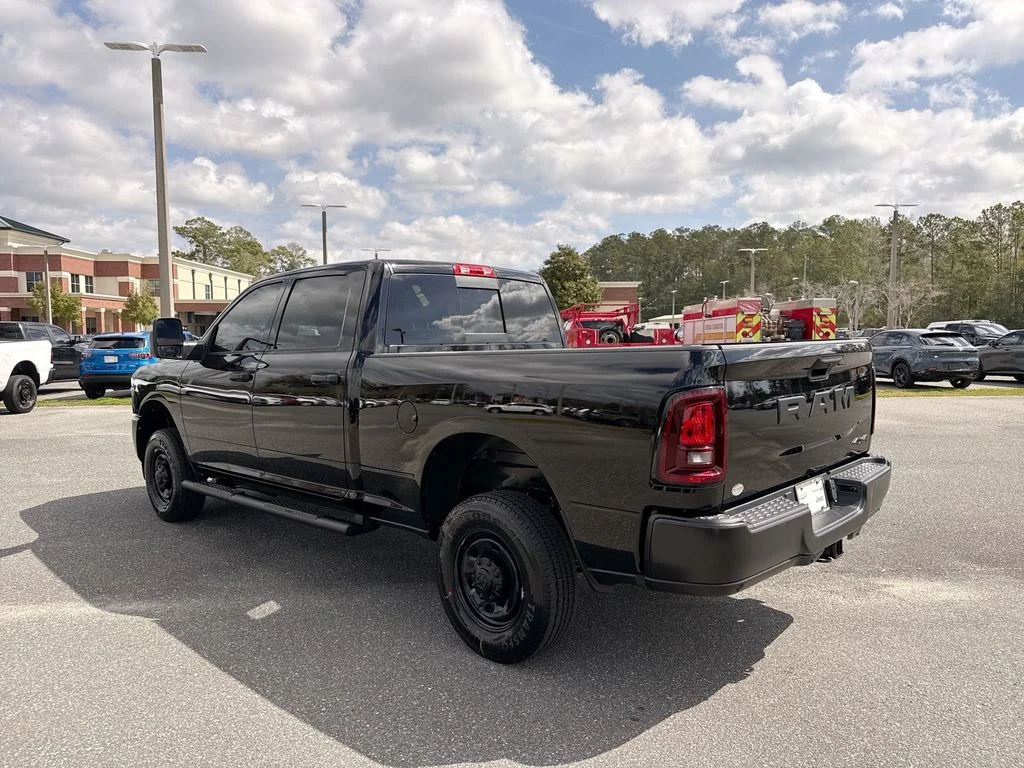 New 2026 Diamond Black Crystal Pearl-Coat Exterior Paint RAM Tradesman image 5