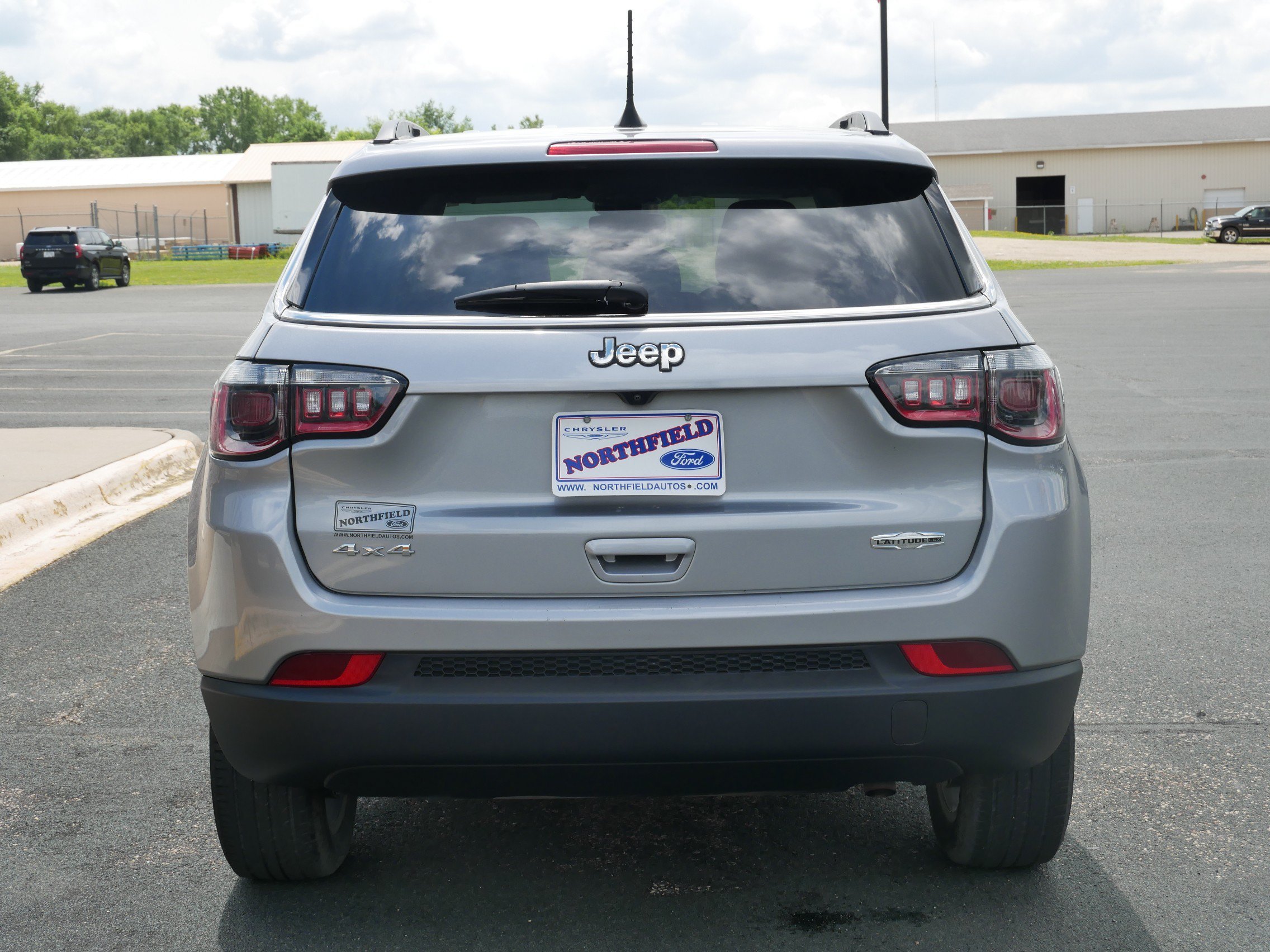 Used 2022 Billet Silver Clearcoat Metallic Jeep Latitude Lux image 7