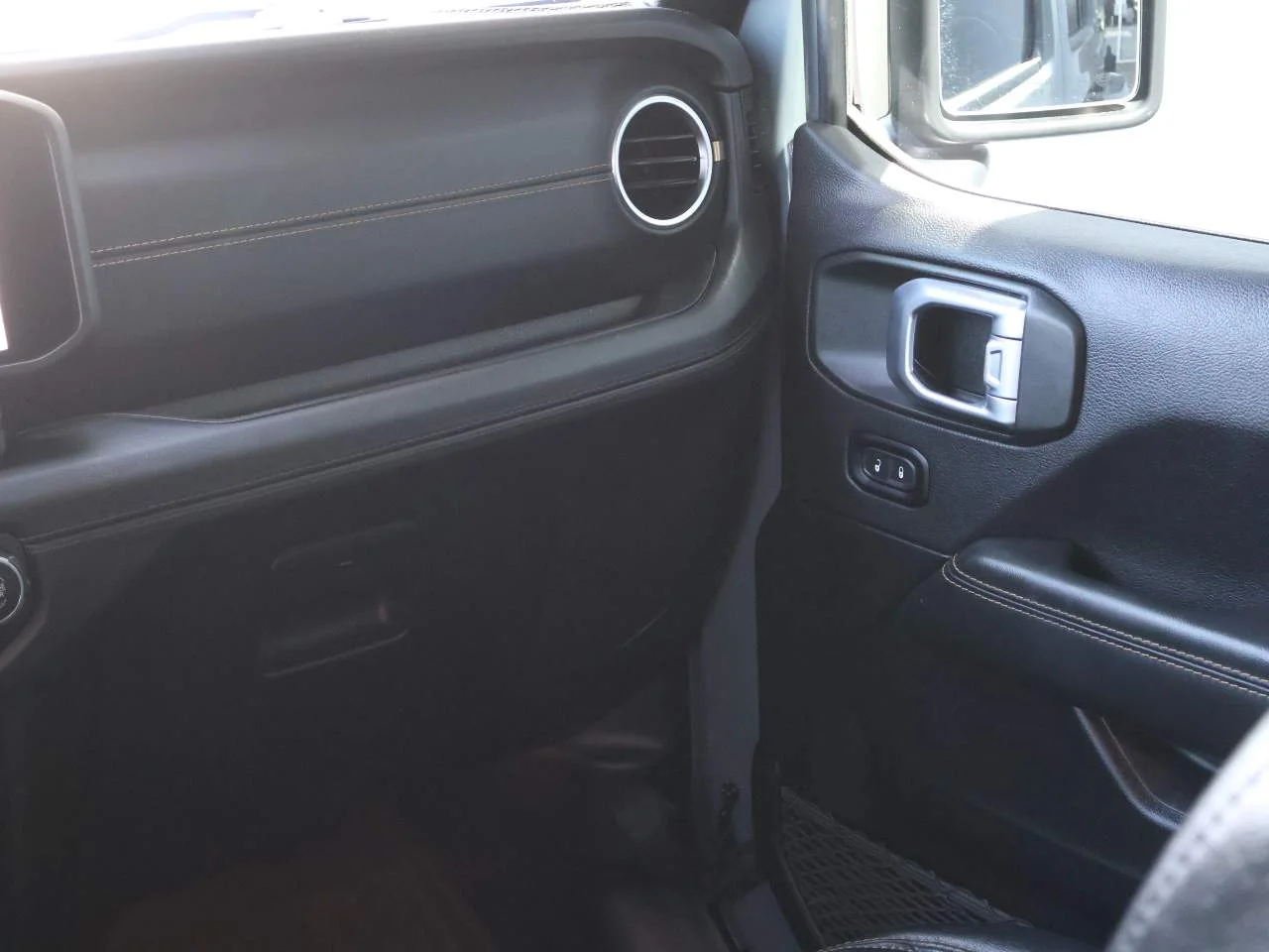 Used 2024 Silver Zynith Clear Coat Jeep Sahara image 17