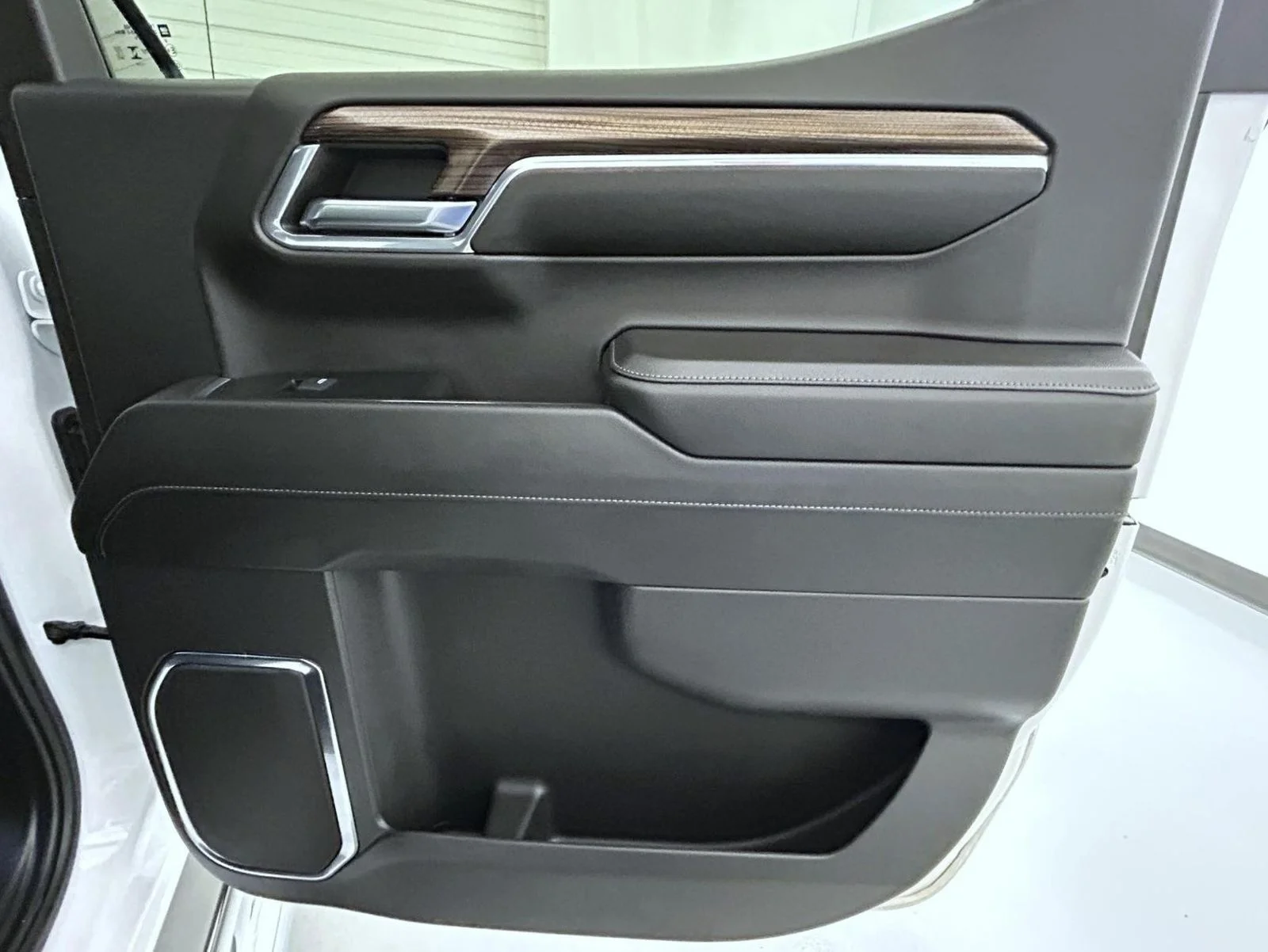 Used 2024 White Chevrolet LT image 17