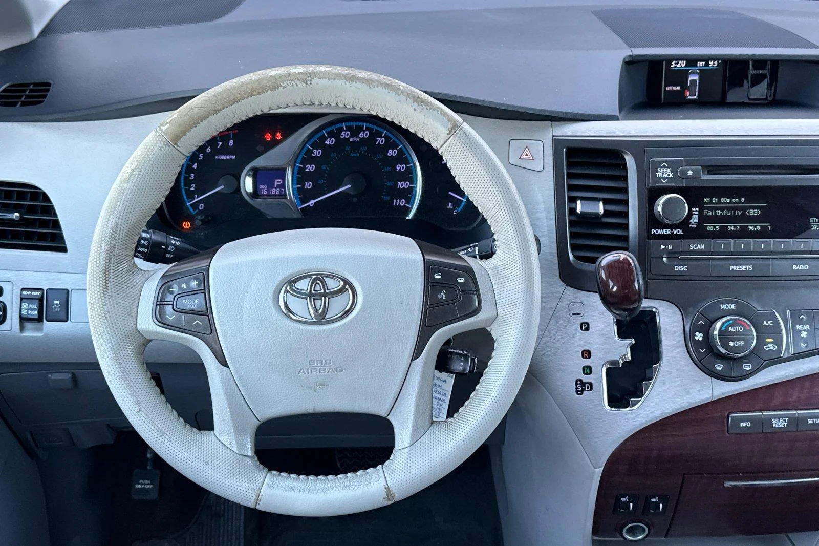 Used 2014 Super White Toyota XLE 8-Passenger image 14