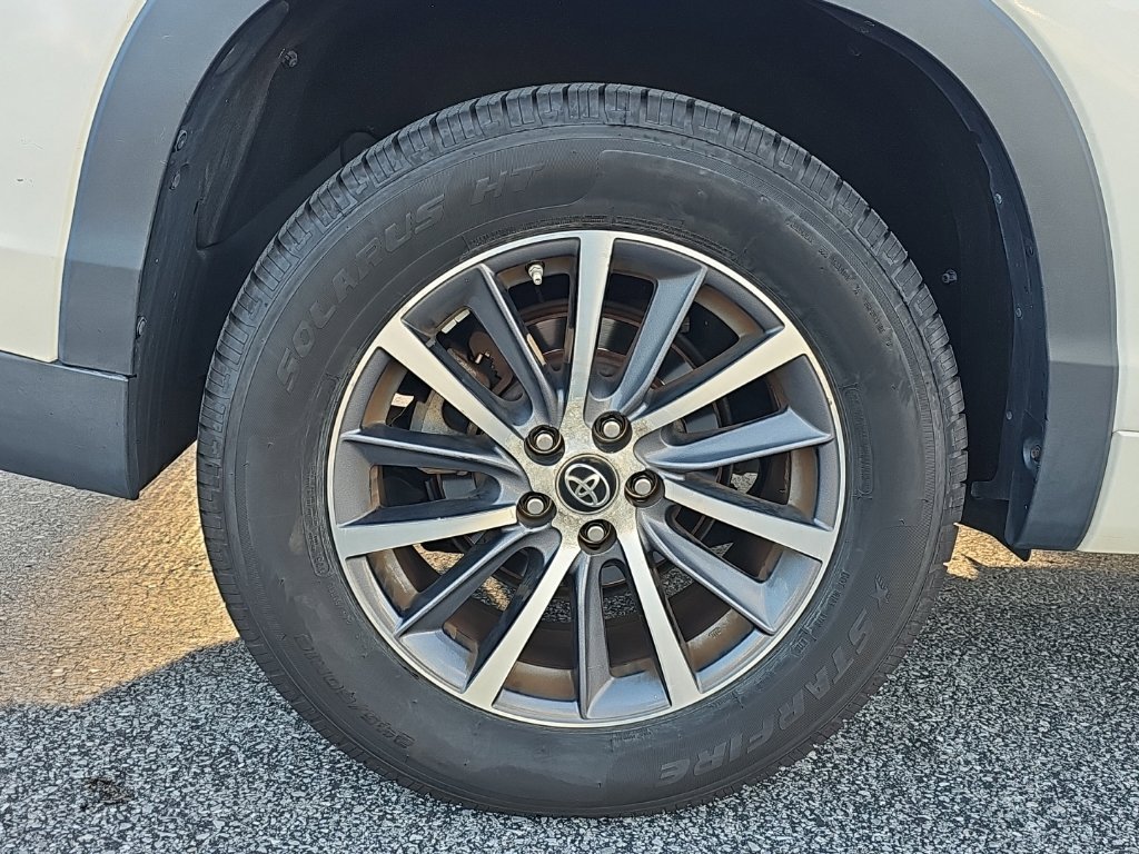 Used 2017 White Toyota XLE image 11