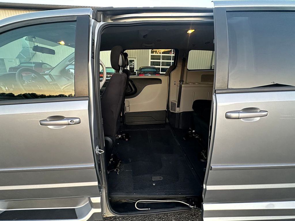 Used 2014 Silver Dodge Wheelchair Accessible- SXT image 19